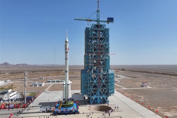Shenzhou-18 uzay aracının fırlatılması için hassas hizalama operasyonları devam ediyor
