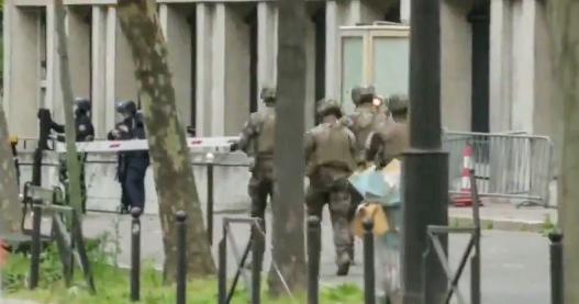 Paris’te İran Konsolosluğu’na giren bir kişi kendini havaya uçurmakla tehdit etti