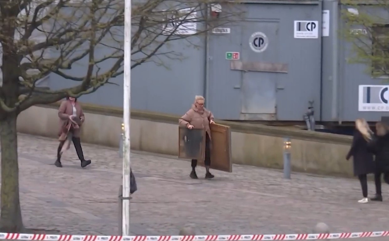 Kopenhaglılar sanat eserlerini yangından kurtarmak için canlarını riske attılar