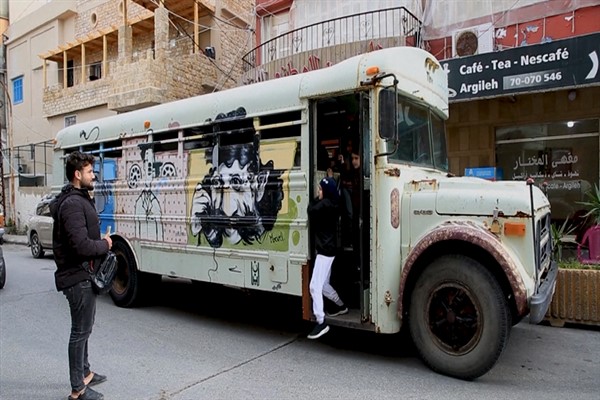 Güney Lübnan’daki yerinden edilmiş çocuklar, streslerini atmak için sanat öğreniyor