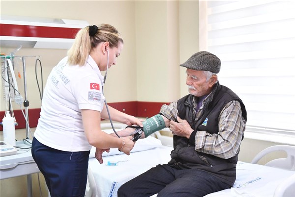 Başkan Tugay’ın bayramlaştığı Cemil Merttürk Eşrefpaşa Hastanesi’nde tedavi oldu
