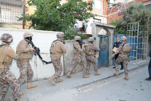 Mersin’de dolandırıcılık operasyonunda 19 şüpheli yakalandı