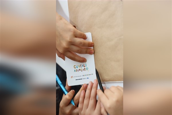 Kız çocuklar Skechers ile “güvenli adımlar” atıyor