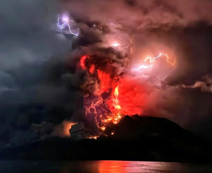 Endonezya, yanardağ patlamasının ardından tsunami alarmı verdi