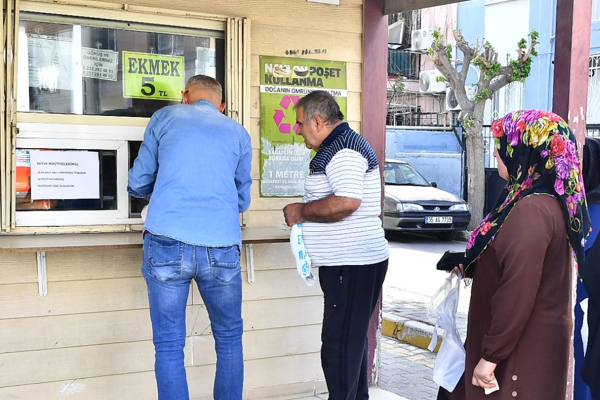 İzmirliler, halk ekmeği 7 TL yerine 5 TL’den alıyor