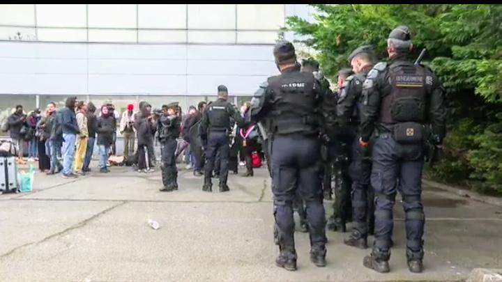 Paris evsizler ve mültecilerden “temizleniyor”