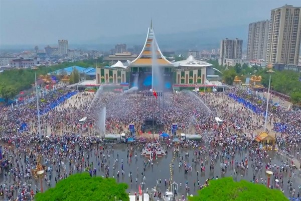 Yunnan’daki Dai halkı su serpme festivalini kutluyor
