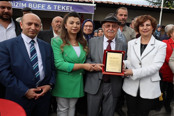 Başkan Ünlüce’den eski Muhtar Ali Al’a teşekkür plaketi