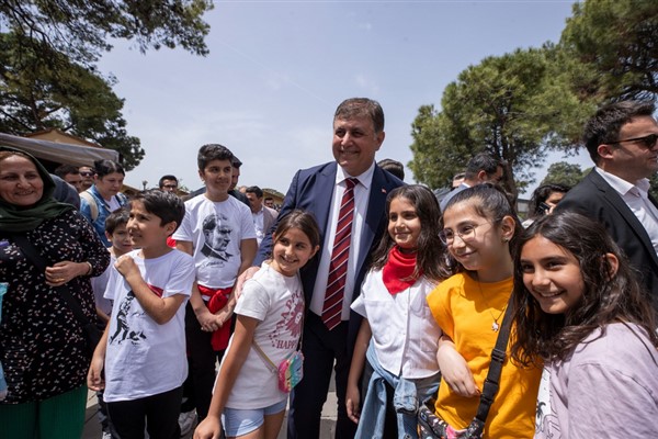 Başkan Tugay Kültürpark’ta çocuklarla bir araya geldi