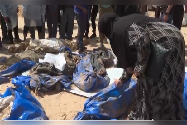 Gazze’deki Filistinliler hastane çevresindeki ‘toplu mezarda’ yakınlarını arıyor