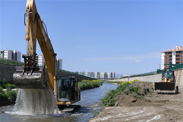 ASKİ Ankara Çayı’nı temizliyor