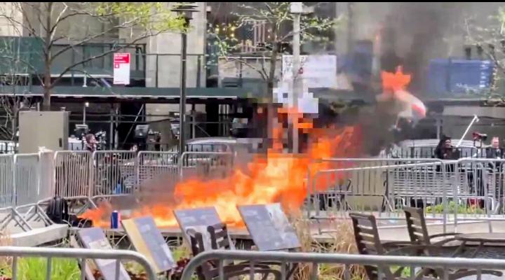 Trump’ın yargılandığı mahkeme önünde bir kişi kendini ateşe verdi