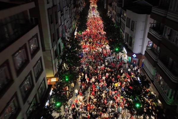 Balıkesirliler, Zafer Bayramı’nı fener alayı ile kutladı