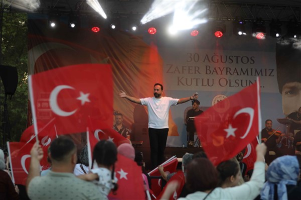 Yenimahalleliler zafer kutlamalarında buluştu