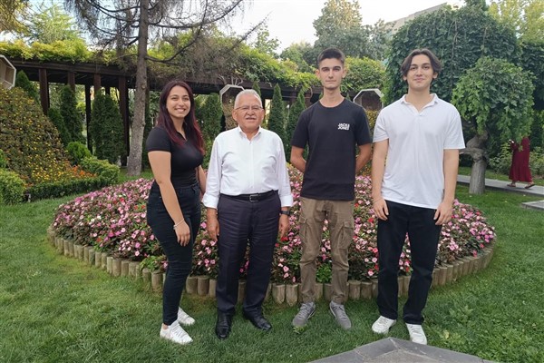 Başkan Büyükkılıç, parkta gençlerle bir araya geldi