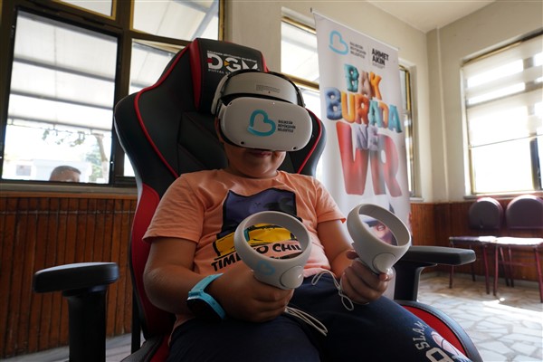 Balıkesir Büyükşehir Belediyesi, çocuklara sanal gerçeklik gözlüğünü tanıtıyor