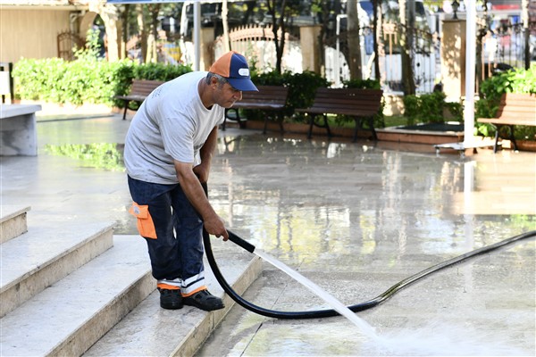 Esenyurt’taki camilerde cuma namazı öncesinde temizlik yapıldı