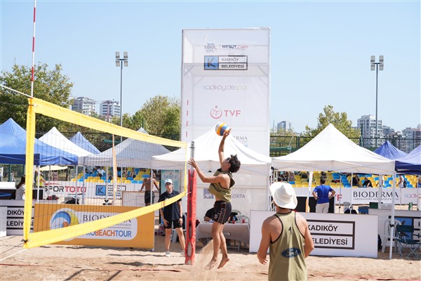 Kalamış’ta plaj voleybolu turnuvası düzenleniyor