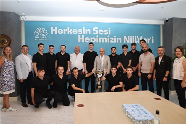 Nilüfer Belediyespor Yıldız Erkek Hentbol Takımı, Başkan Özdemir’i ziyaret etti