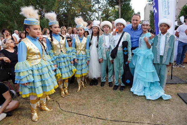 Başkan Çalık: Dünyanın tüm çocukları gülsün, hep neşeyle dolsun