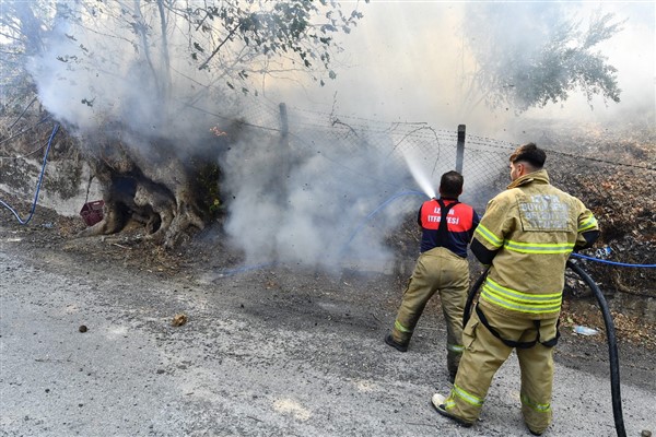 İzmir İtfaiyesi yangınla mücadele ediyor