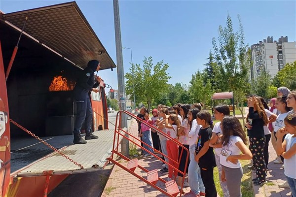 Kayseri Büyükşehir, gençlere yangınlar hakkında bilgi veriyor