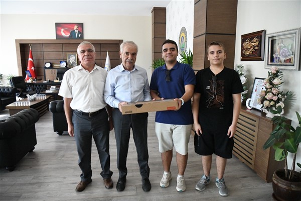 Keşan Belediyesi’ne bağışlanan bilgisayar, tıp öğrencisine teslim edildi