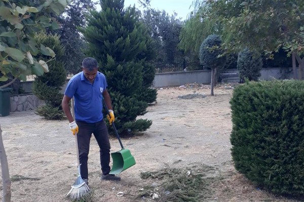 Edremit Belediyesi okul bahçelerini temizliyor