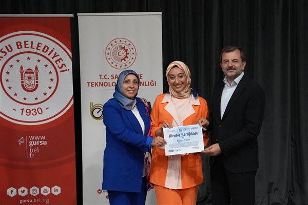 Genç Dijital Girişimcilik Akademisi projesi dördüncü dönem mezunlarını verdi