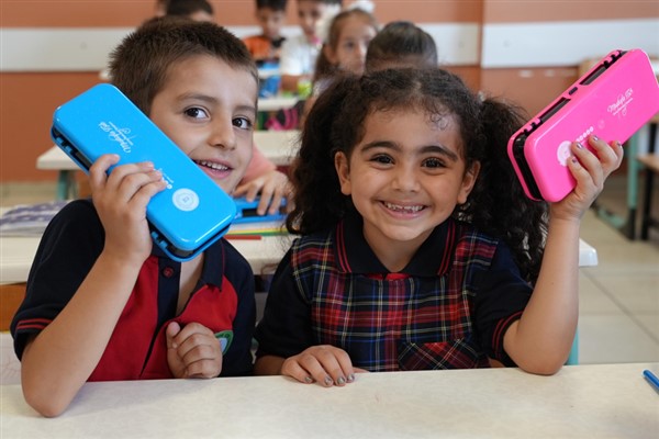 Gürsu Belediyesi’nden öğrencilere kalemlik hediyesi