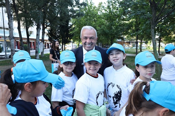 Başkan Özdemir öğrencilerle parkta temizlik yaptı