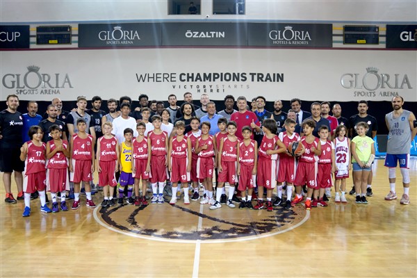 Muratpaşa Belediyespor U11 Baketbol Takımı, Anadolu Efes SK kampını ziyaret etti