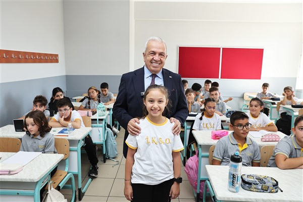 Başkan Özdemir, yeni eğitim-öğretim yılına başlayan öğrencilerle buluştu