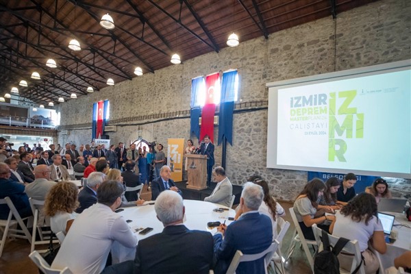 İzmir’de deprem riski ve alınacak önlemler konuşuldu