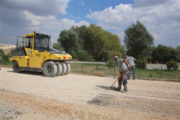 Eskişehir Büyükşehir ekipleri, Seyitgazi ilçesinde yol yapım çalışmalarını sürdürüyor