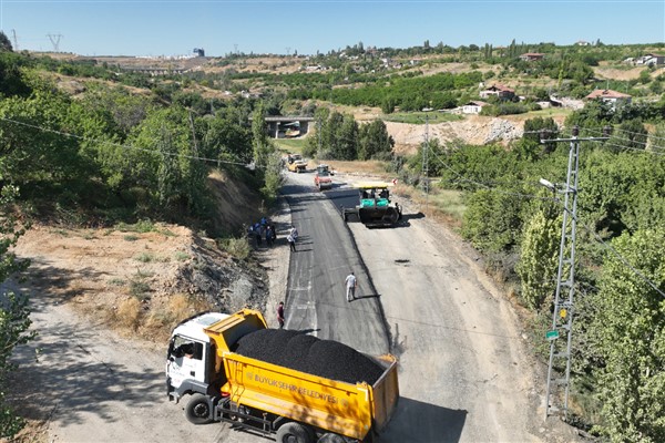 Malatya Büyükşehir Belediyesi’nin yol çalışmaları sürüyor