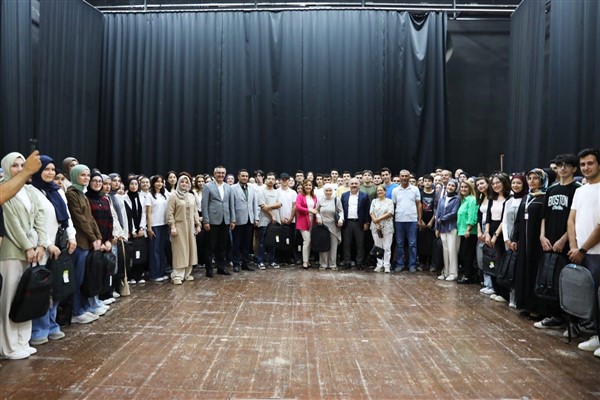 Başkan Esen, üniversiteyi kazanan öğrencilerle bir araya geldi