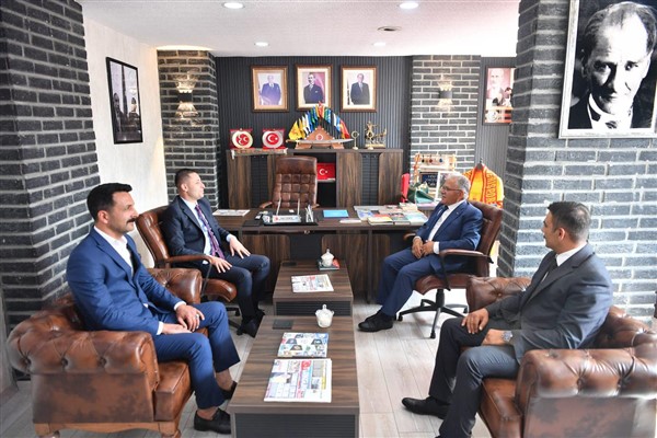 Başkan Büyükkılıç’tan Ülkü Ocakları Kayseri İl Başkanlığı’na ziyaret