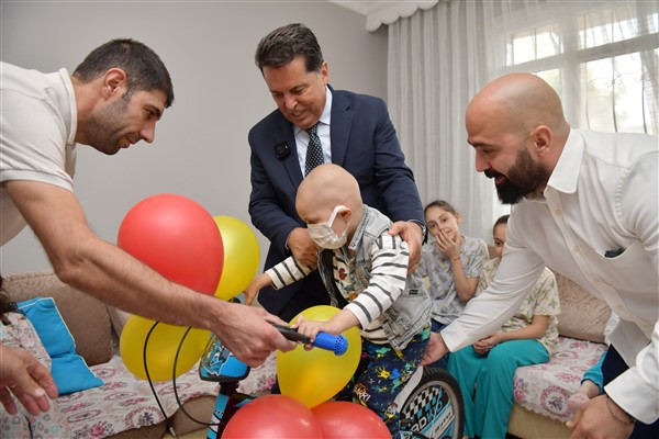 Özer’den kanser tedavisi gören Ömer’e bisiklet sürprizi