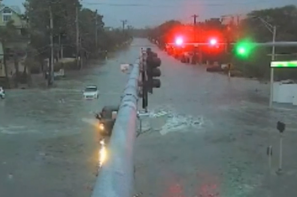 ”Son derece tehlikeli” kasırga Florida’yı vurdu