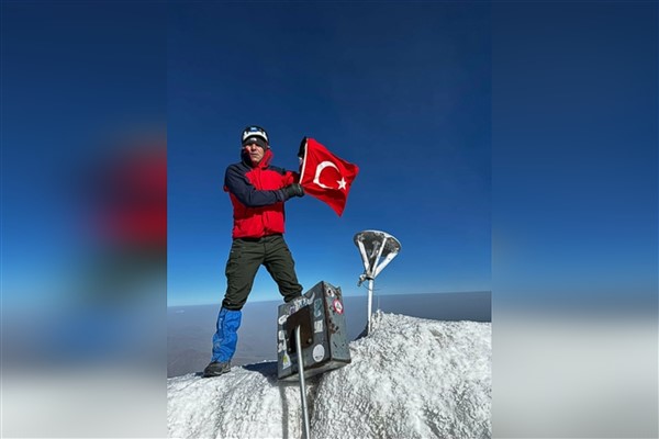 Nilüfer Belediyesi Zabıta Müdürlüğü çalışanı, 5 dağının zirvesine tırmandı
