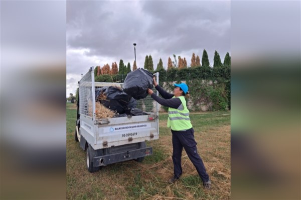 Milli atlet Akgöz’ün annesine çevre temizliğine katkılarından dolayı ödül verildi