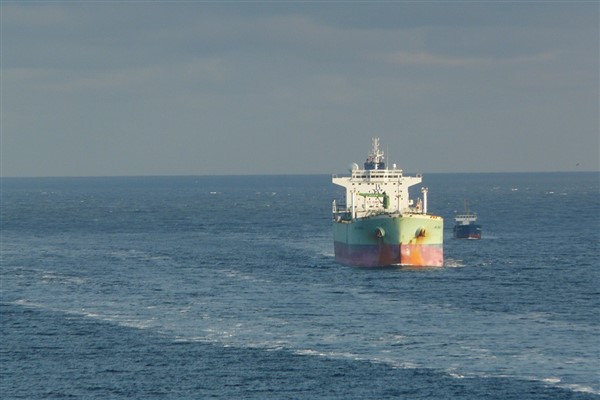 Çanakkale Boğazı Karanlık Liman önlerinde arızalanan gemi limana demirletildi