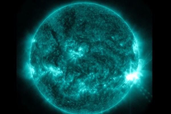 NASA: Güneş, güçlü bir patlama yaydı