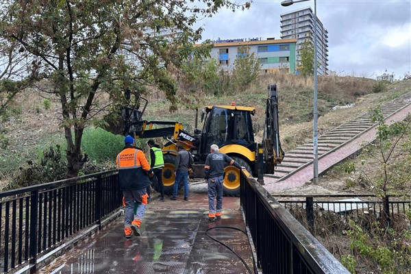 Esenyurt’ta yoğun yağış sonrası köprüye akan çamur temizlendi
