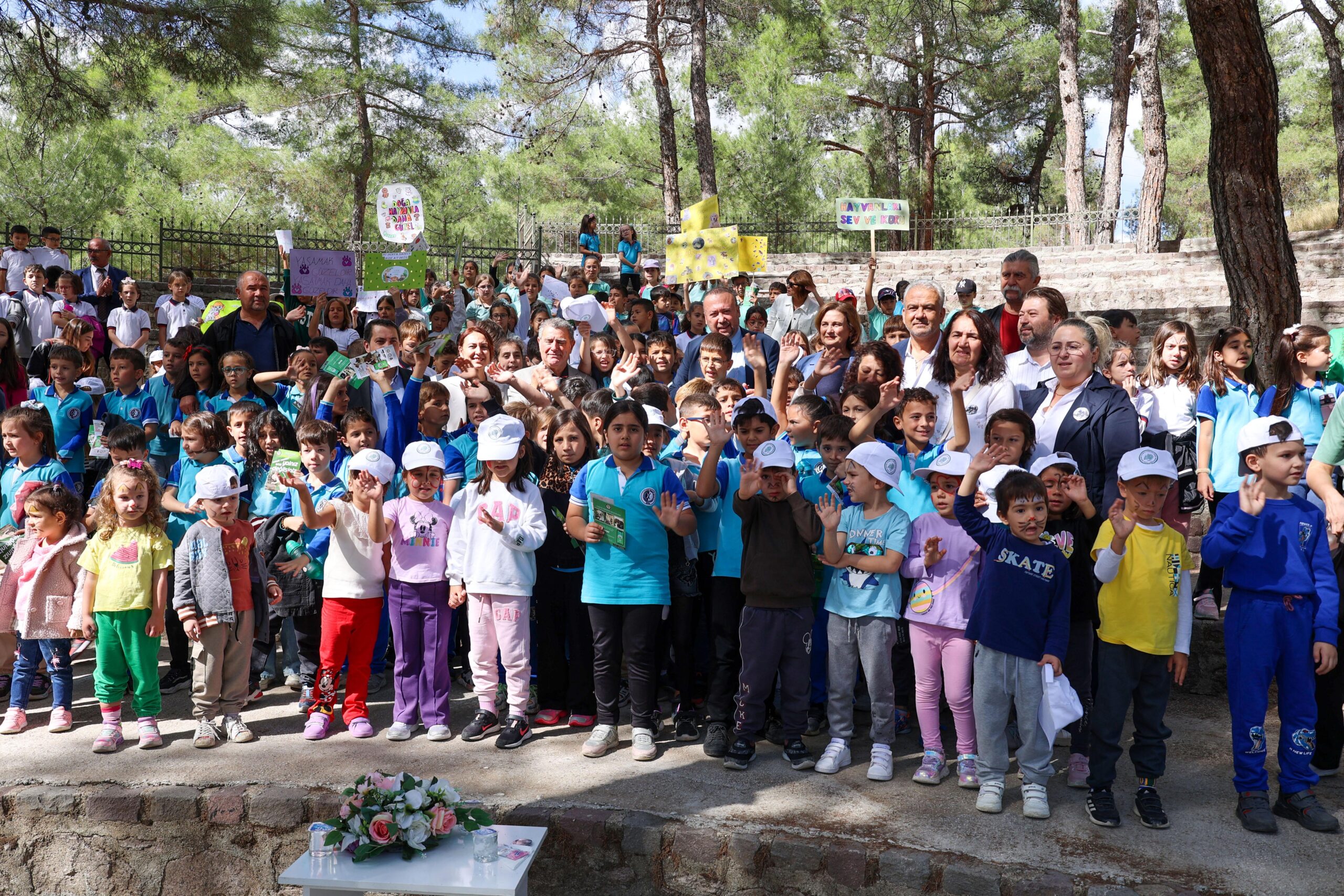 Uşak Belediyesi, Hayvanları Koruma Günü nedeniyle birçok etkinlik düzenledi
