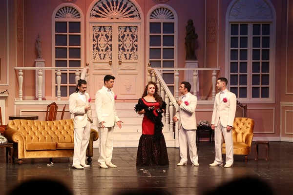 Eskişehir’de Lüküs Hayat Müzikali’nin prömiyeri gerçekleşti