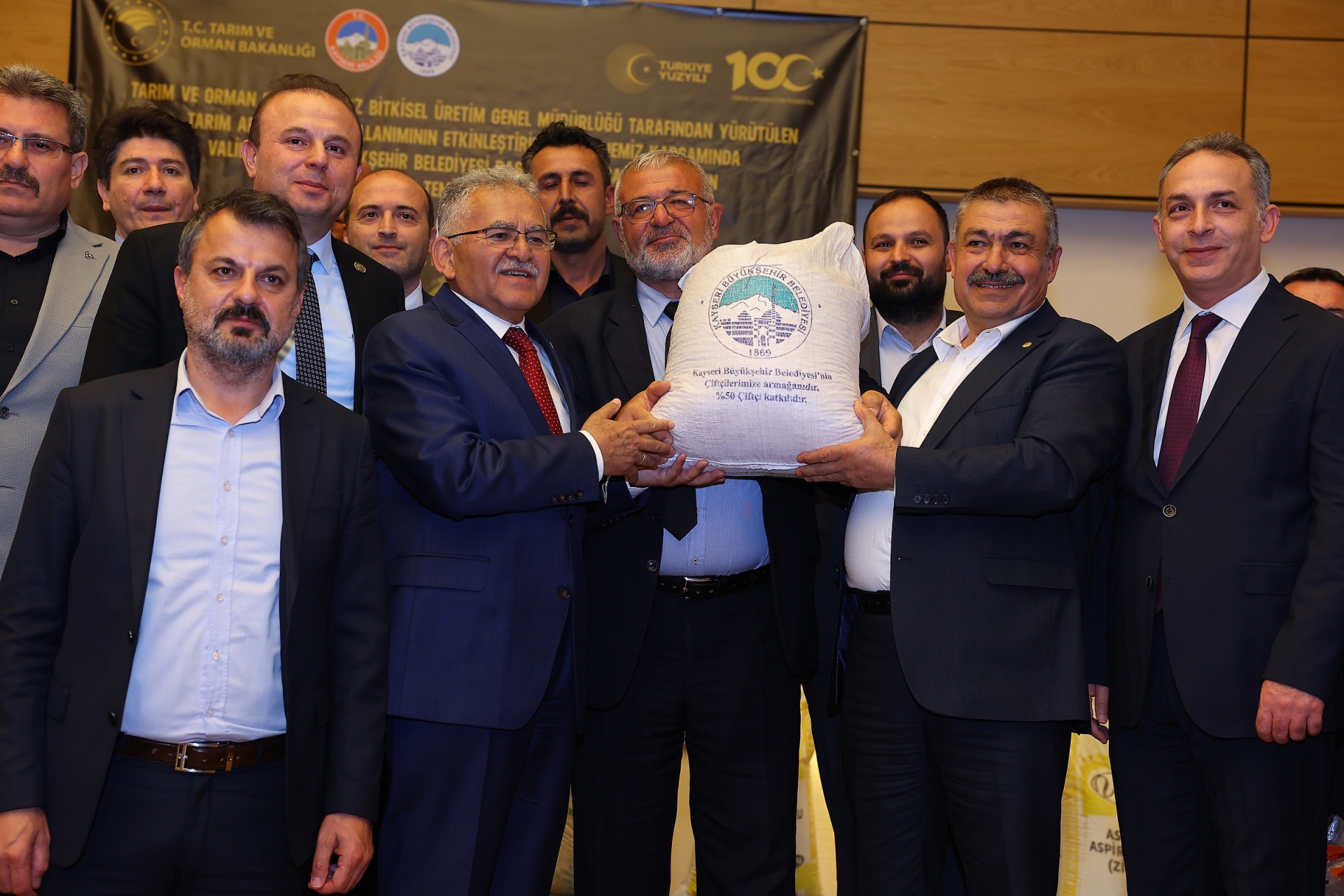 Kayseri Büyükşehir Belediyesinden doğal afetlerde mağdur olan çiftçilere tohum desteği