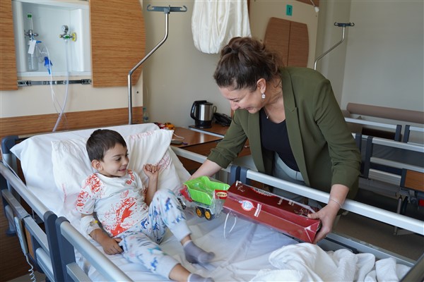 Orhangazi Belediyesi’nden hastanede tedavi gören hastalara destek