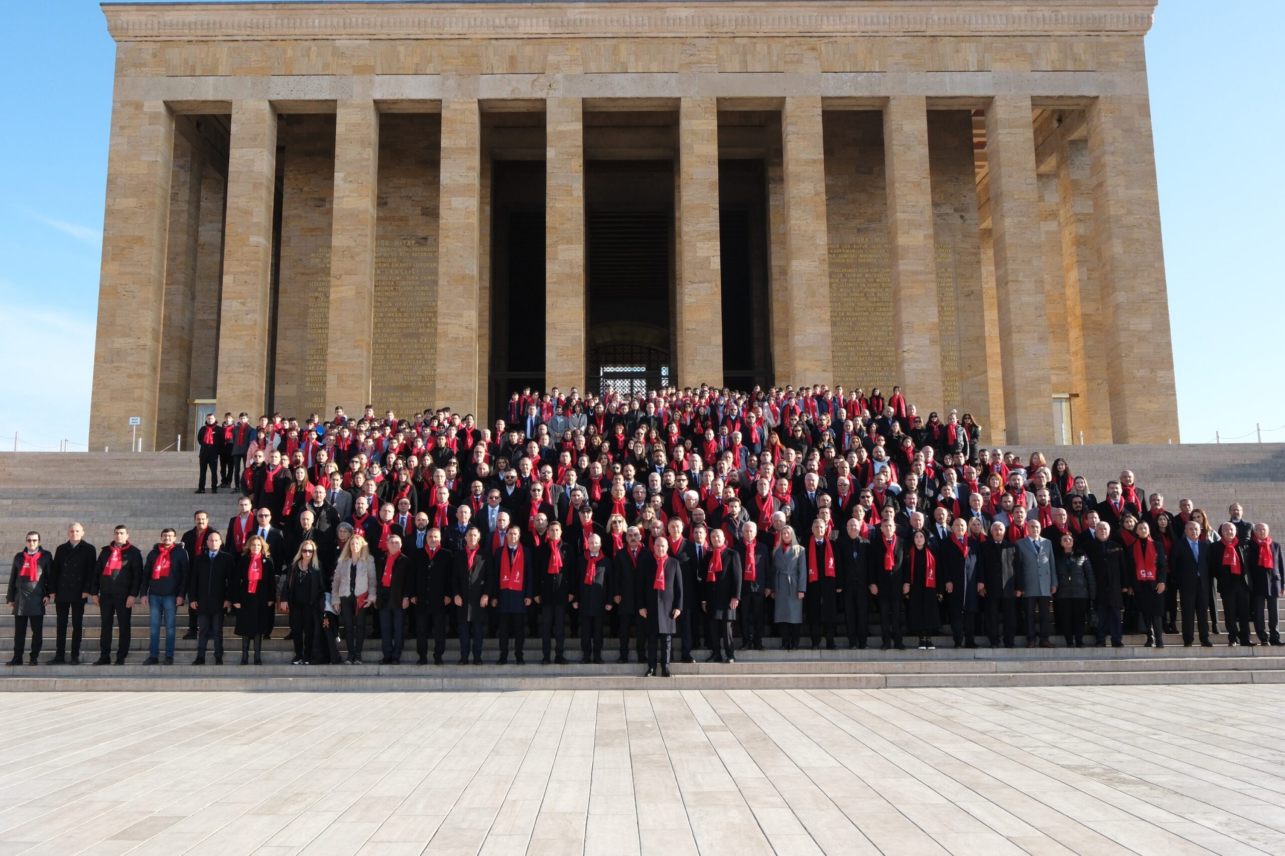 ASO AİLESİ 61. KURULUŞ YIL DÖNÜMÜNDE ANITKABİR’DE ATATÜRK’ÜN HUZURUNDA